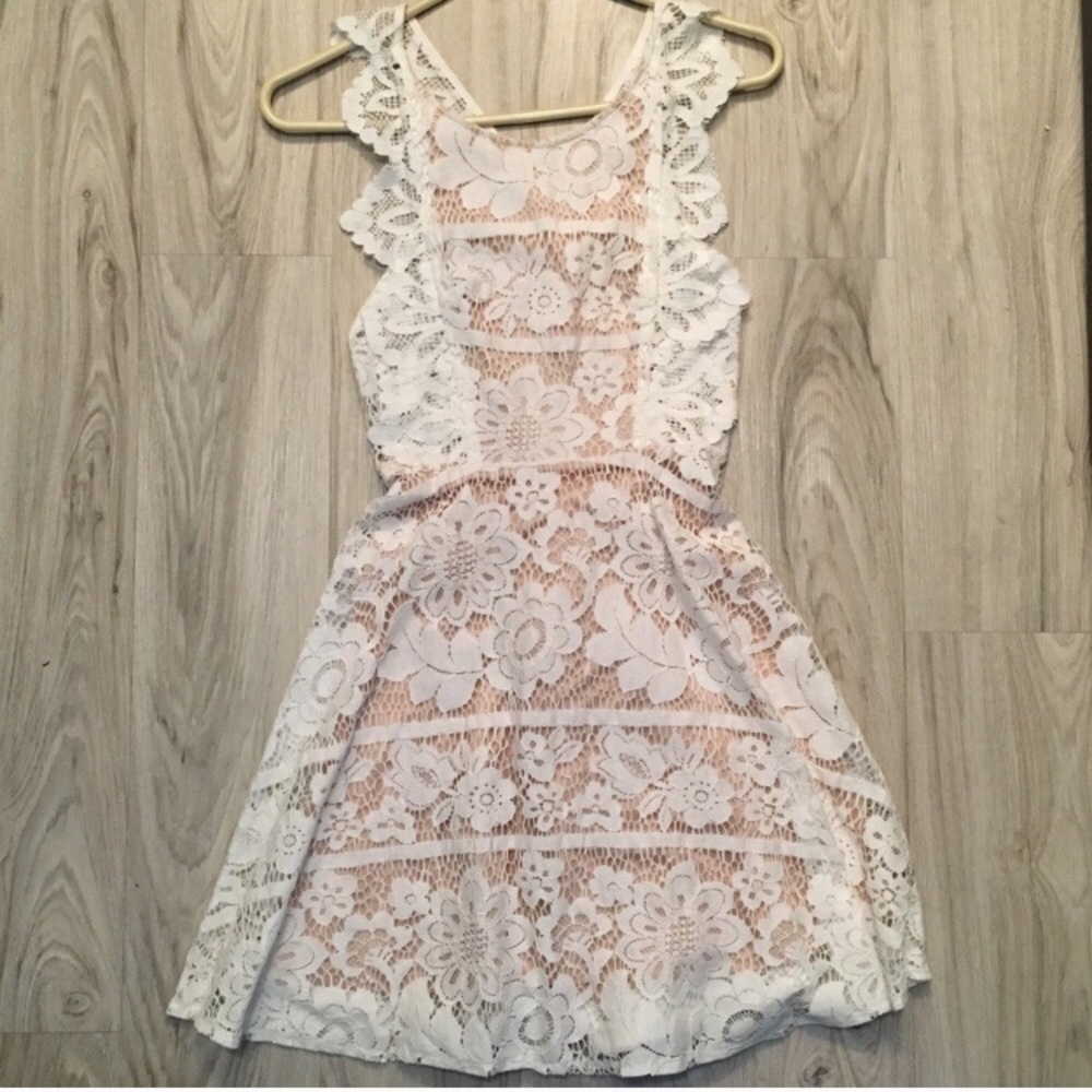 NWOT Pitaya White Lace Dress
